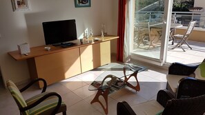 Fernseher, DVD-Player, Bücher
