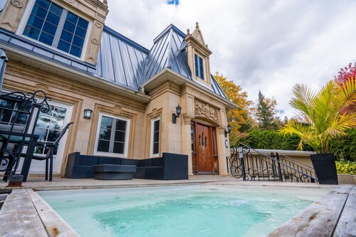 Eastern Townships waterfront with in-ground salt spa, sauna, kayaks, paddle boards and wifi