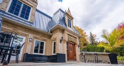 Eastern Townships waterfront with in-ground salt spa, sauna, kayaks, paddle boards and wifi