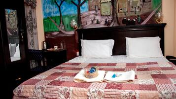 Comfort Room | 3 bedrooms, desk, bed sheets