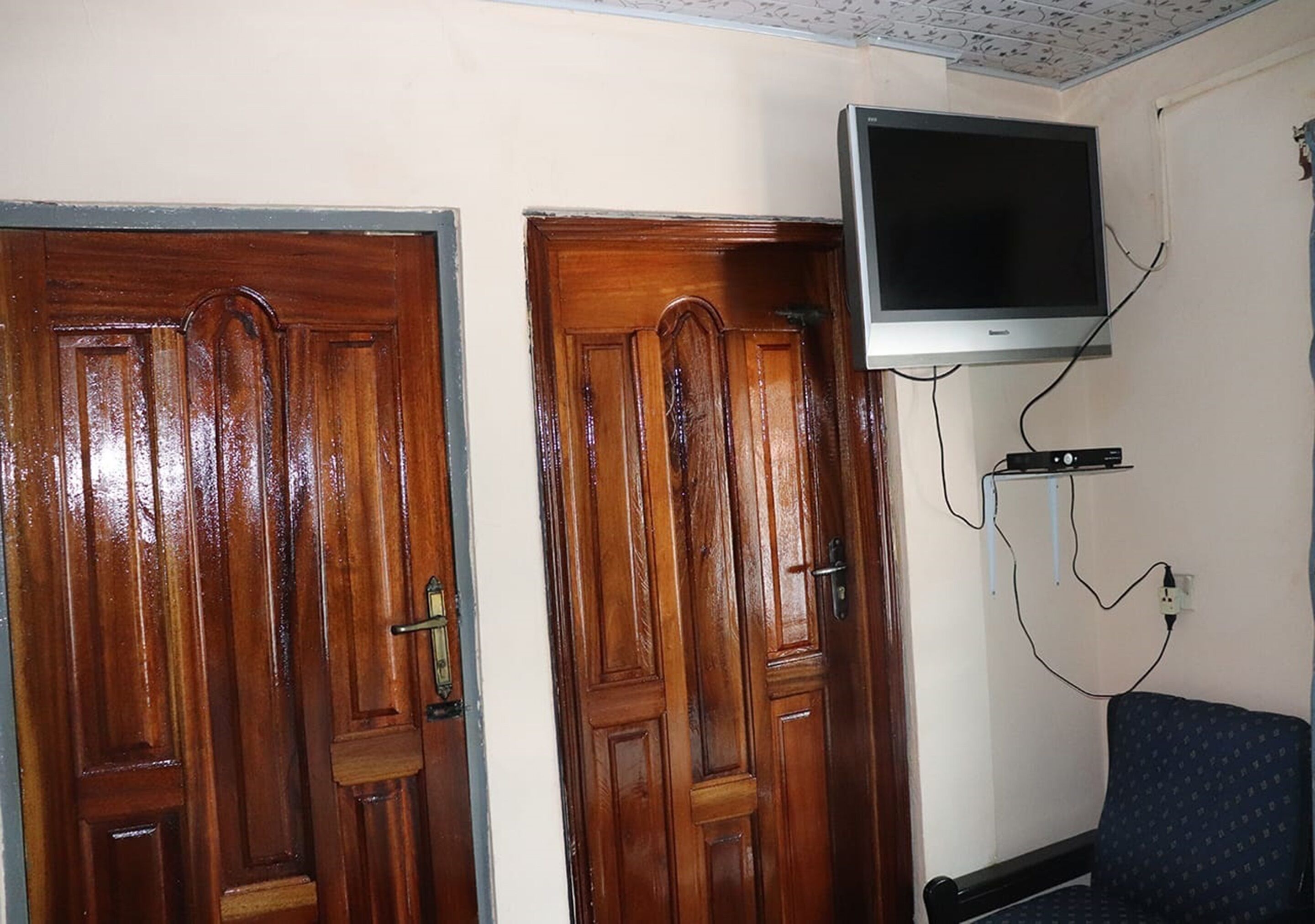 comfort room | desk, bed sheets