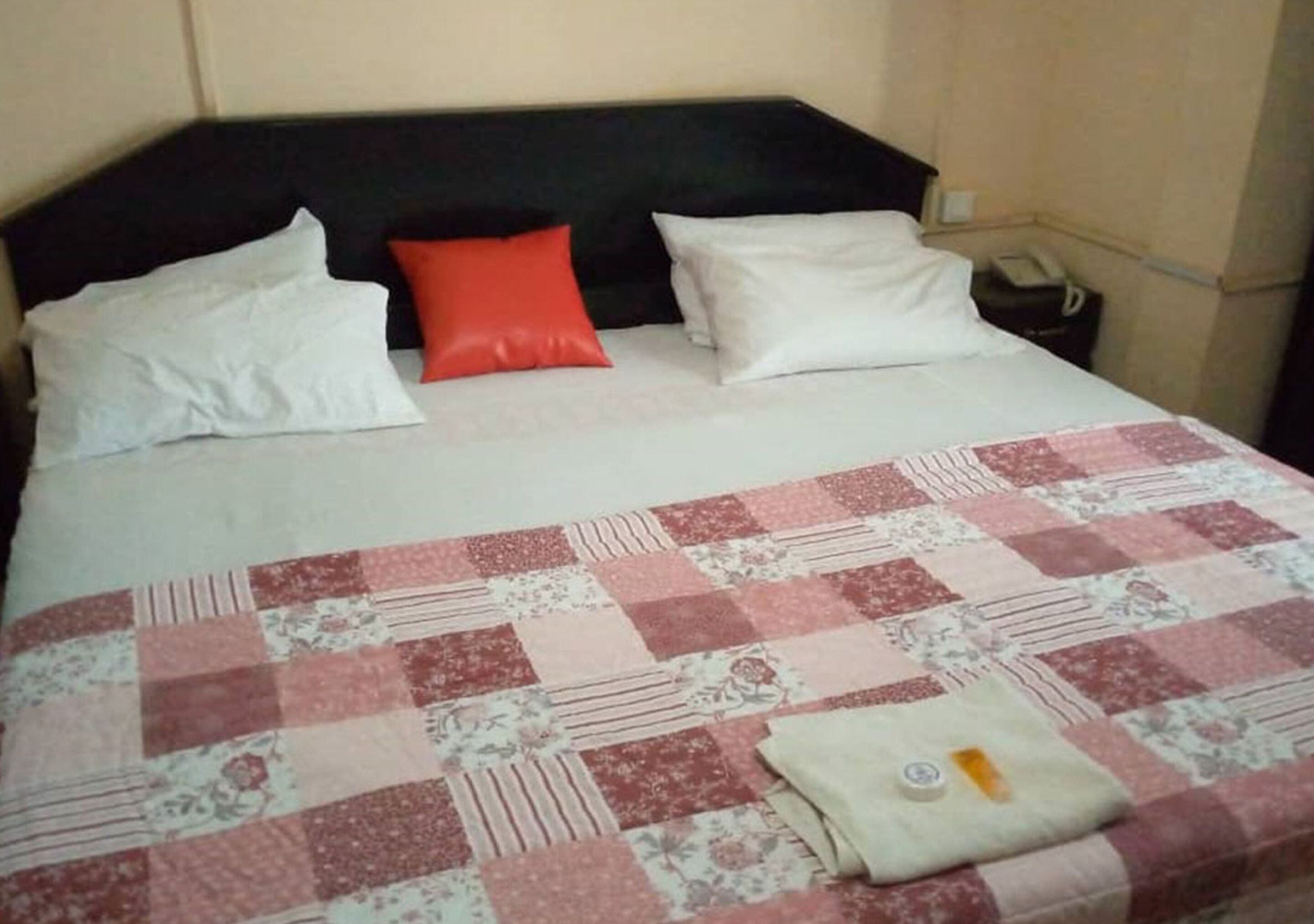 economy double room | desk, bed sheets
