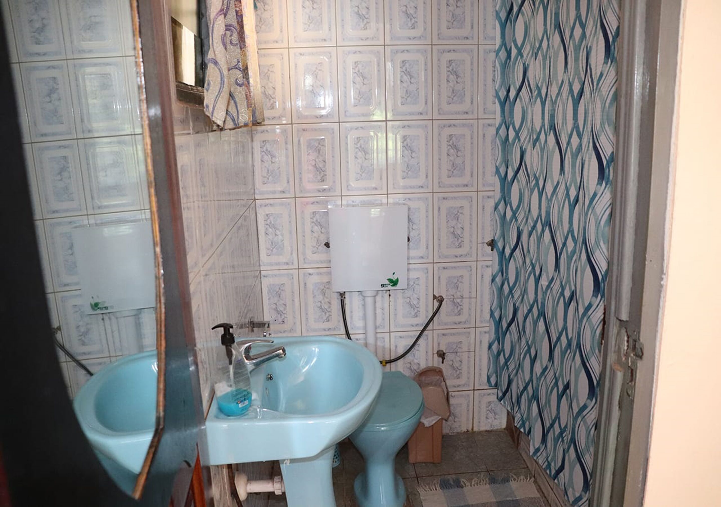 deluxe double room | bathroom | combined shower/bathtub, designer toiletries, towels, soap