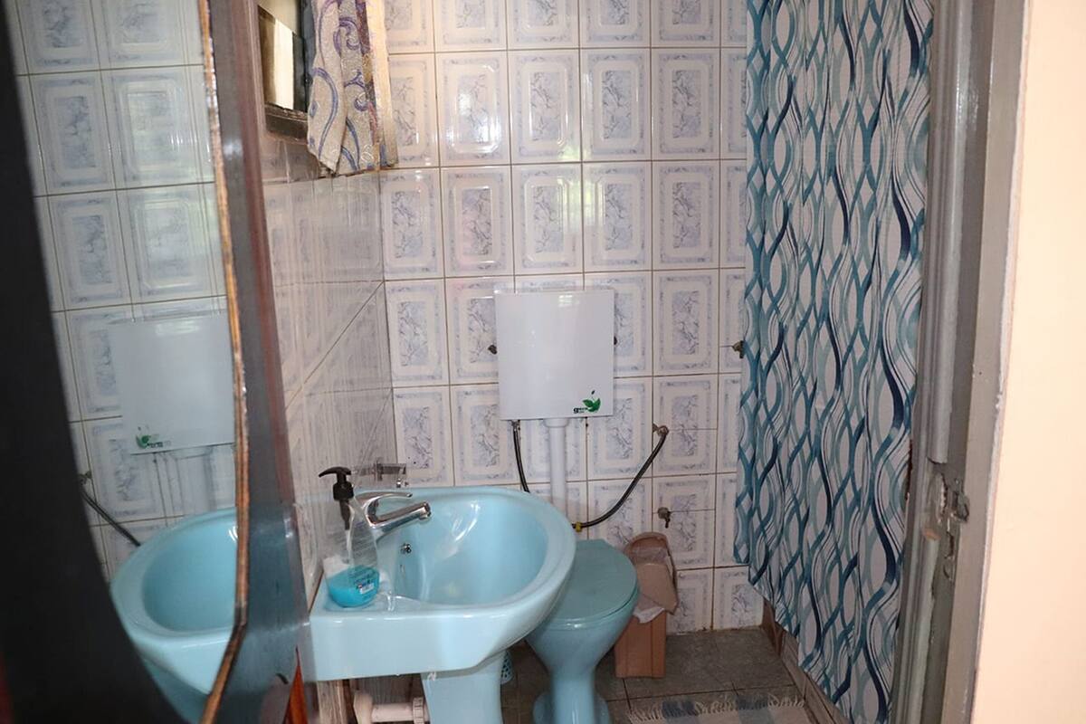 deluxe double room | bathroom | combined shower/bathtub, designer toiletries, towels, soap