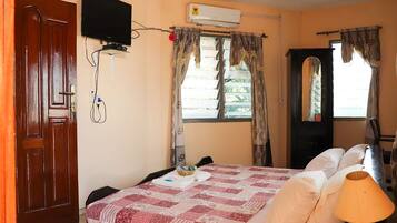 Deluxe Double Room | Desk, bed sheets