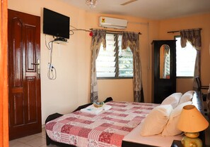 Deluxe Double Room | Desk, bed sheets - Tobehotel (Kumasi)