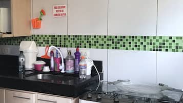 Een koelkast, een microgolfoven, een oven, een kookplaat
