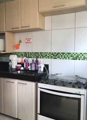 Frigorifero, microonde, forno, piano cottura
