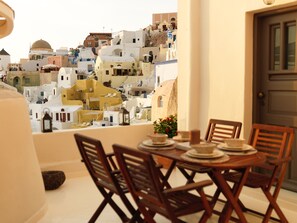 Outdoor dining - Anima Residence by K&K (outdoor jacuzzi) (Oia)