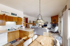 TV, fireplace, DVD player, books - Mountaintop condo with private balcony (Silverthorne)