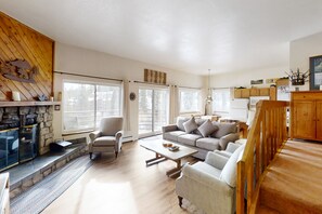 TV, fireplace, DVD player, books - Mountaintop condo with private balcony (Silverthorne)