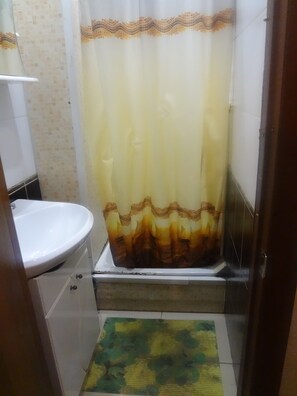 Bathroom shower - Little Hotel - Hostel (Moscow)
