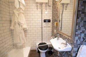 Badekar, hårtørrer, håndklæder, Sæbe