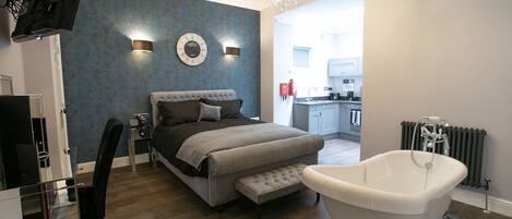 1 habitación, caja de seguridad en la habitación y escritorio