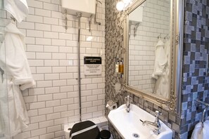 Badekar, hårføner, håndklær og såpe