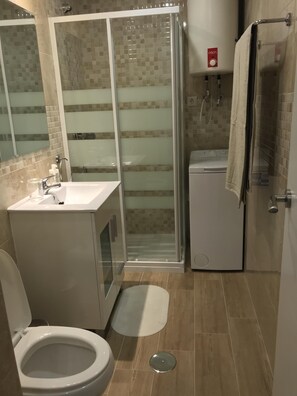SĂšche-cheveux, serviettes fournies, savon, papier toilette