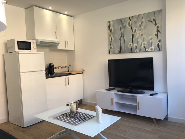Fridge, microwave, stovetop, coffee/tea maker