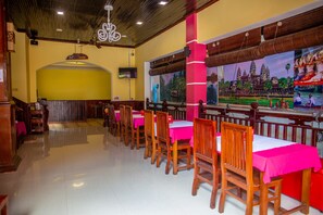 Interior entrance - Hotel Rajdhani Palace (Siem Reap)