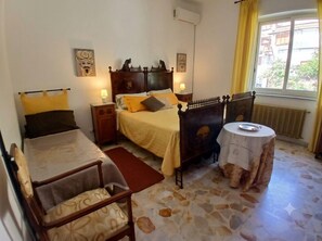Down duvets, desk, blackout curtains, iron/ironing board - At Armando's Home (Zafferana Etnea)