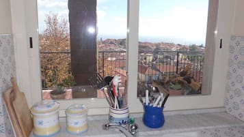 Refrigerador con congelador, microondas, horno y parrilla de estufa