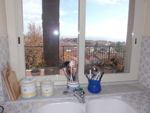 Full-size fridge, microwave, oven, stovetop - At Armando's Home (Zafferana Etnea)