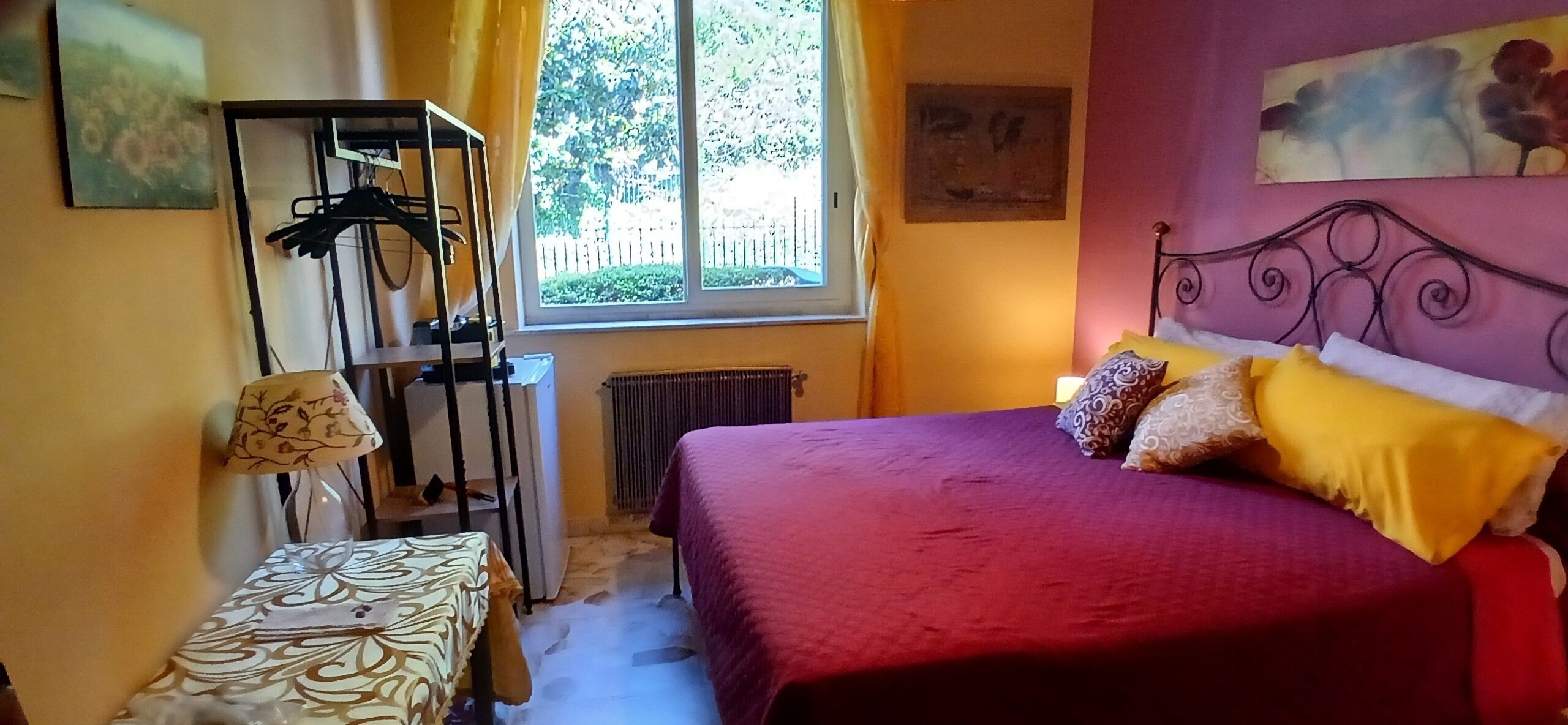 Phòng phong cách lãng mạn, quang cảnh núi (Red Room) | Chăn bông, bàn, màn/rèm cản sáng, bàn ủi/dụng cụ ủi quần áo 