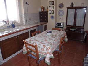 Full-size fridge, microwave, oven, stovetop - At Armando's Home (Zafferana Etnea)