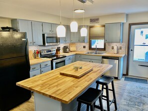 Kj øleskap, mikrobølgeovn, ovn og kokeplater