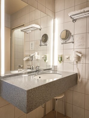 Quarto solteiro standard, 1 cama de solteiro | Banheiro | Chuveiro, roupões de banho, chinelos, toalhas de banho