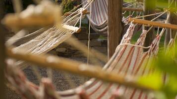 Hot stone massages, deep-tissue massages, 2 treatment rooms, massages