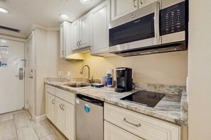 Réfrigérateur, micro-ondes, plaque de cuisson, cafetière/bouilloire