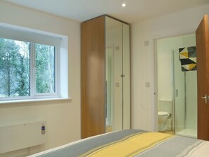 3 bedrooms, bed sheets - 3 bedroom accommodation in Godstone (Godstone)