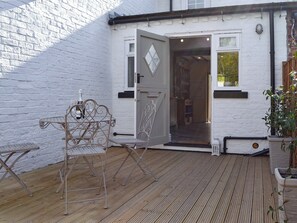 Outdoor dining - 2 bedroom accommodation in Sigglesthorne, near Hornsea (Sigglesthorne, near Hornsea)