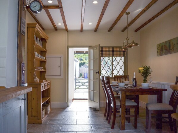 Dining - 2 bedroom accommodation in Sigglesthorne, near Hornsea (Sigglesthorne, near Hornsea)