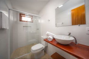 Douche, articles de toilette gratuits, serviettes fournies