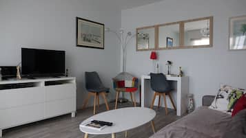 Télévision, lecteur de DVD, livres, médiathèque