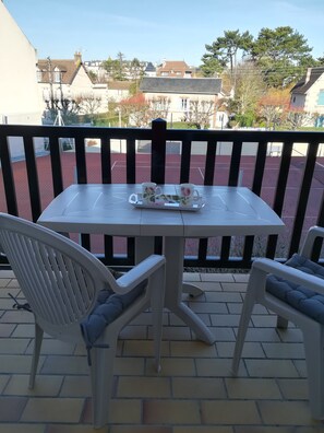 Outdoor dining - Pleasant pied-à-terre on the Côte Fleurie Rated 3 stars by Gîtes de France (Cabourg)