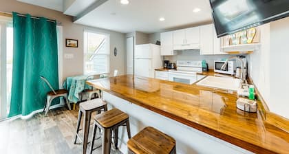 Waterfront beach cottage w/ full kitchen, cable, free WiFi - close to the beach