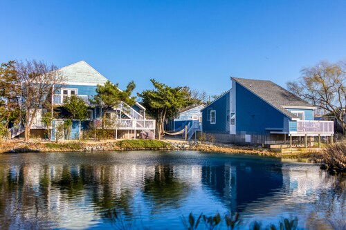 Waterfront beach cottage w/ full kitchen, cable, free WiFi - close to the beach