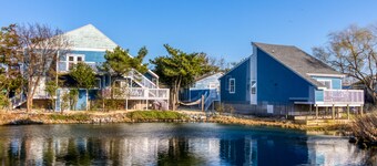 Waterfront beach cottage w/ full kitchen, cable, free WiFi - close to the beach