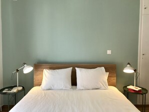 1 habitación, tabla de planchar con plancha y cuna de viaje 