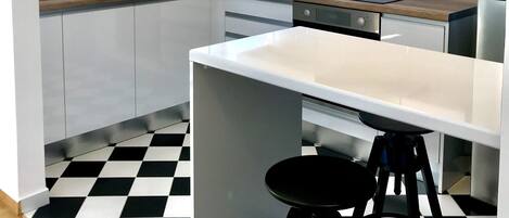 Fridge, oven, stovetop, coffee/tea maker