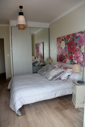 2 chambres, fer et planche à repasser, draps fournis