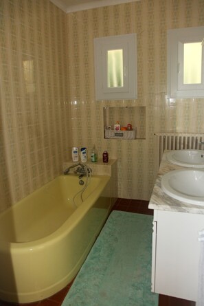 Baignoire, sĂšche-cheveux, serviettes fournies
