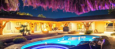 Alberca al aire libre y alberca climatizada