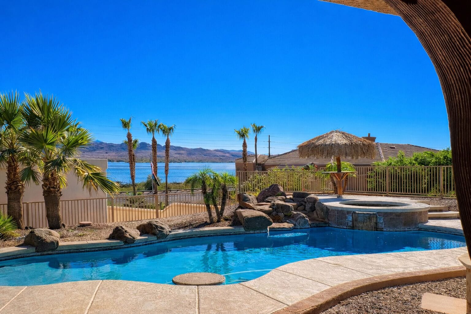 Een buitenzwembad en een verwarmd zwembad