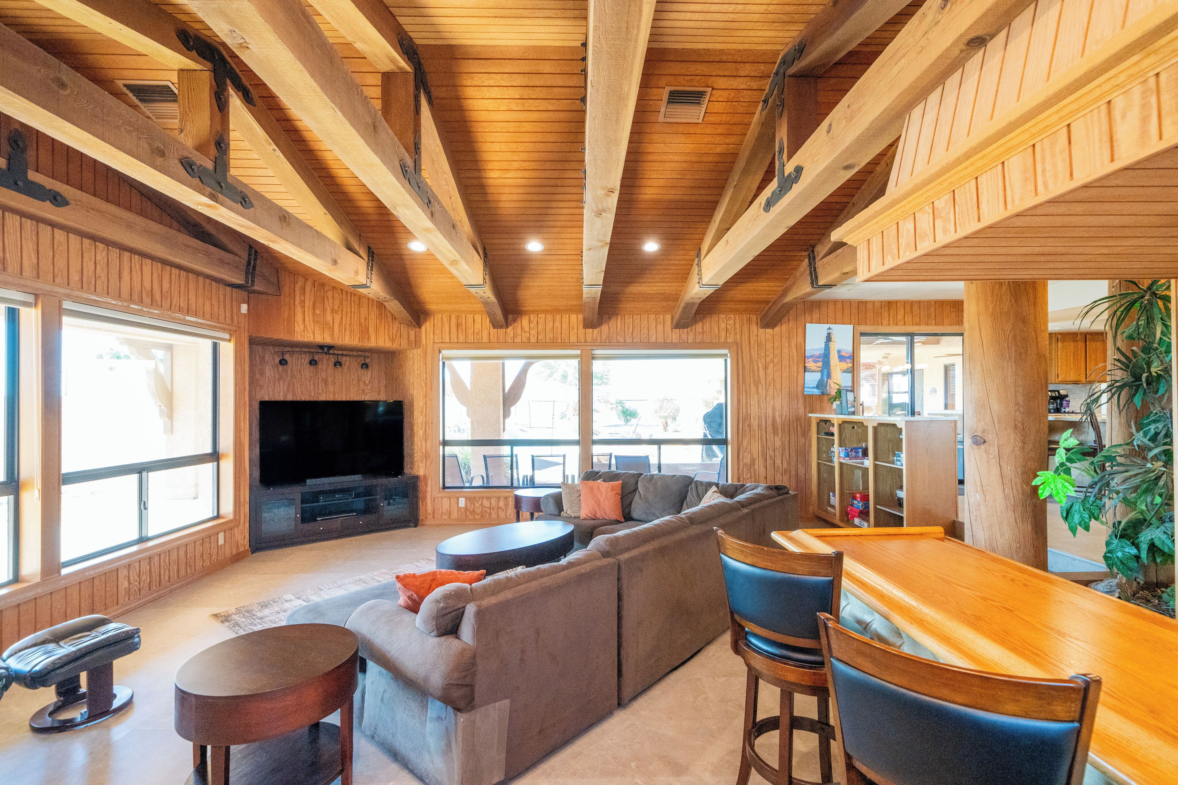 Smart TV, chimenea, videojuegos y reproductor de DVD 