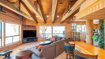 Smart TV, chimenea, videojuegos y reproductor de DVD