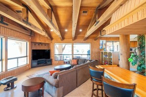 Una Smart TV, una chimenea, videojuegos, un reproductor de DVD