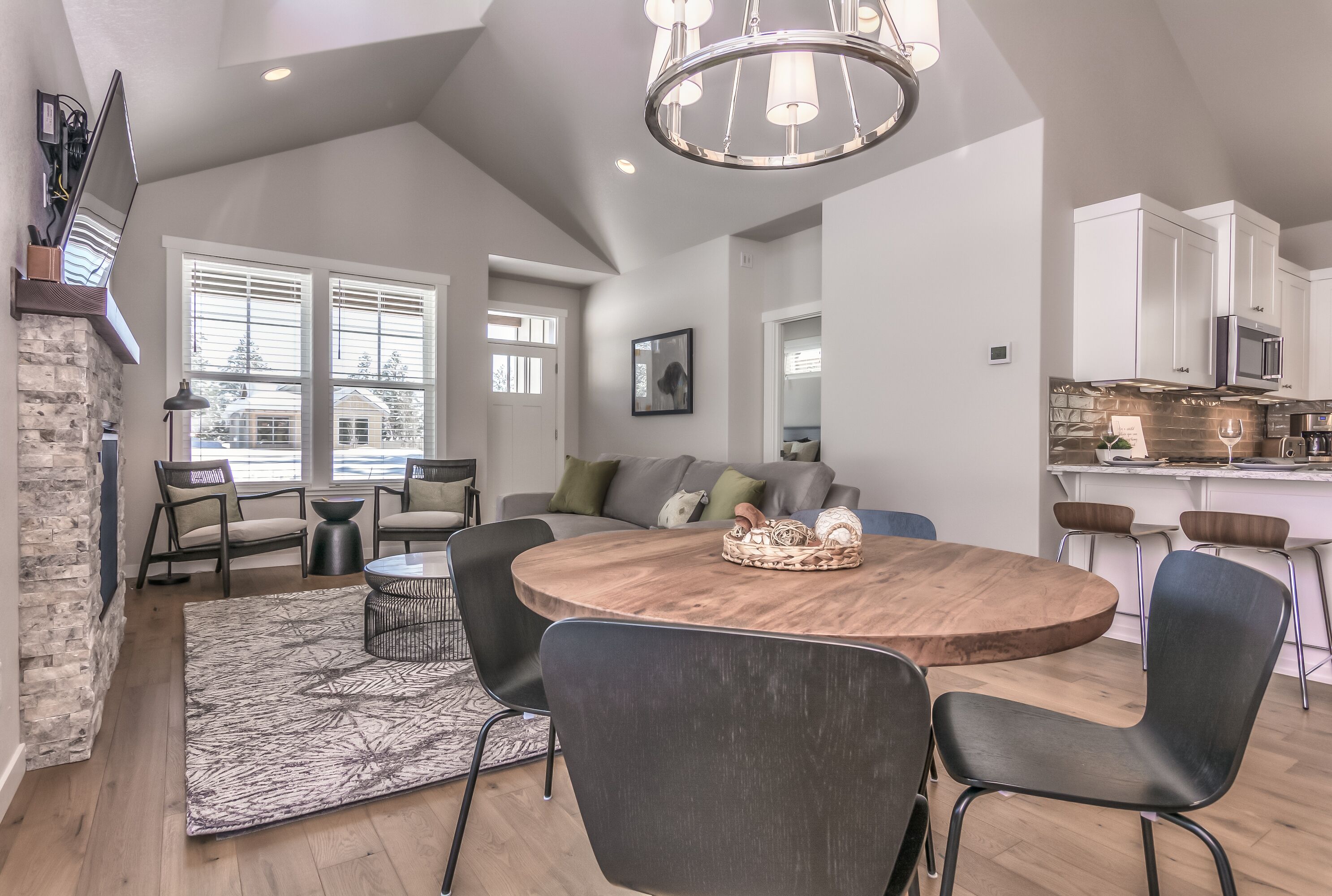 SolAbode: Luxury Retreat for All Seasons! 